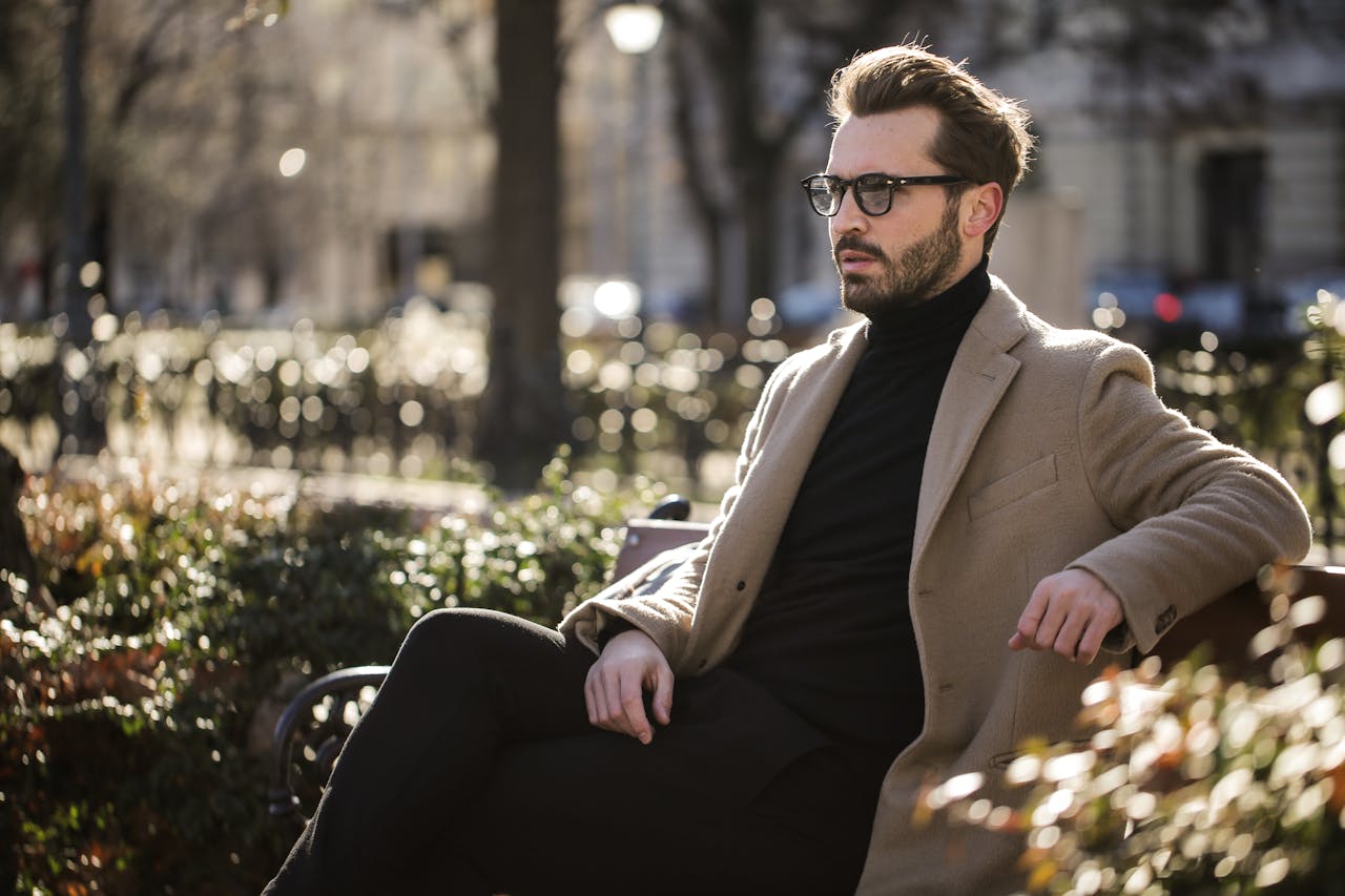 Tendința costumului de putere revine, reinventată într-un stil proaspăt și modern